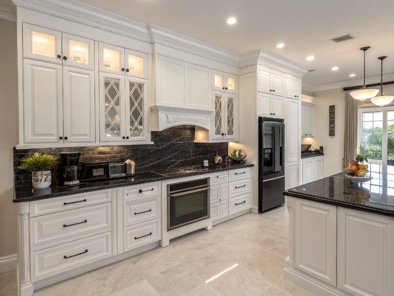 ترکیب کابینت آشپزخانه سفید و متریال تیره